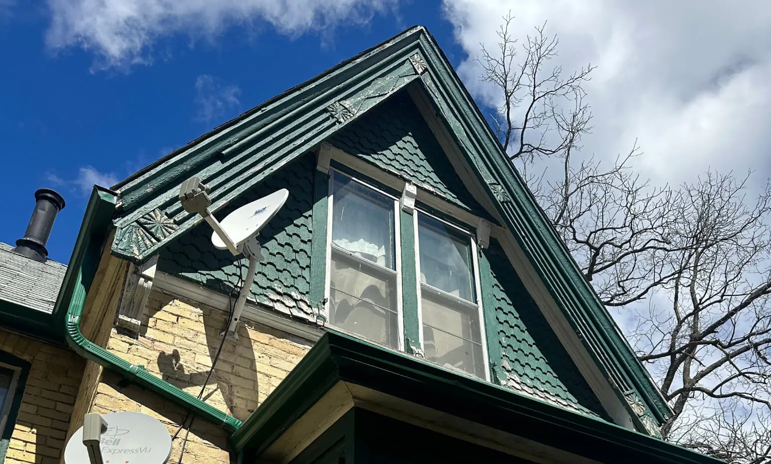 weathered ontario home in need of professional exterior painting